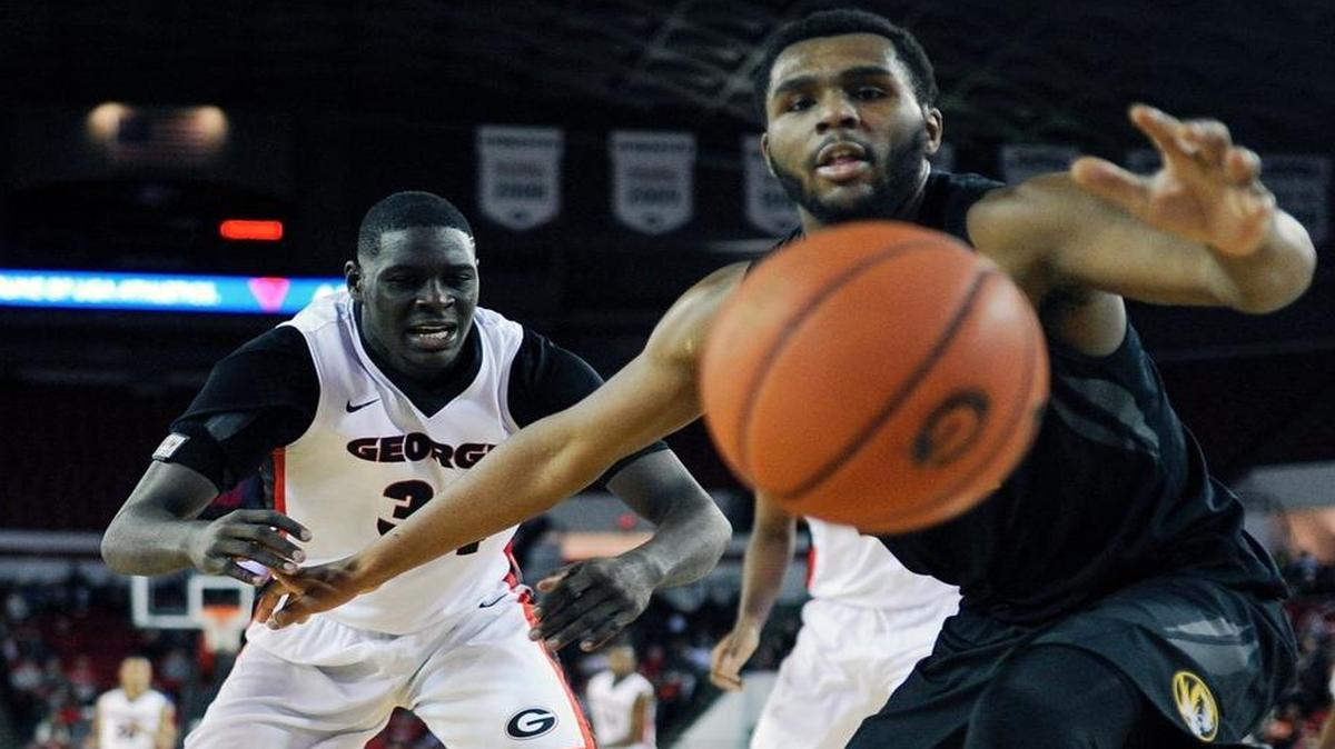 Missouri forward Kevin Puryear (24) and Georgia forward Derek Ogbeide battled for a loose ball in the second half Wednesday night in Athens, Ga.