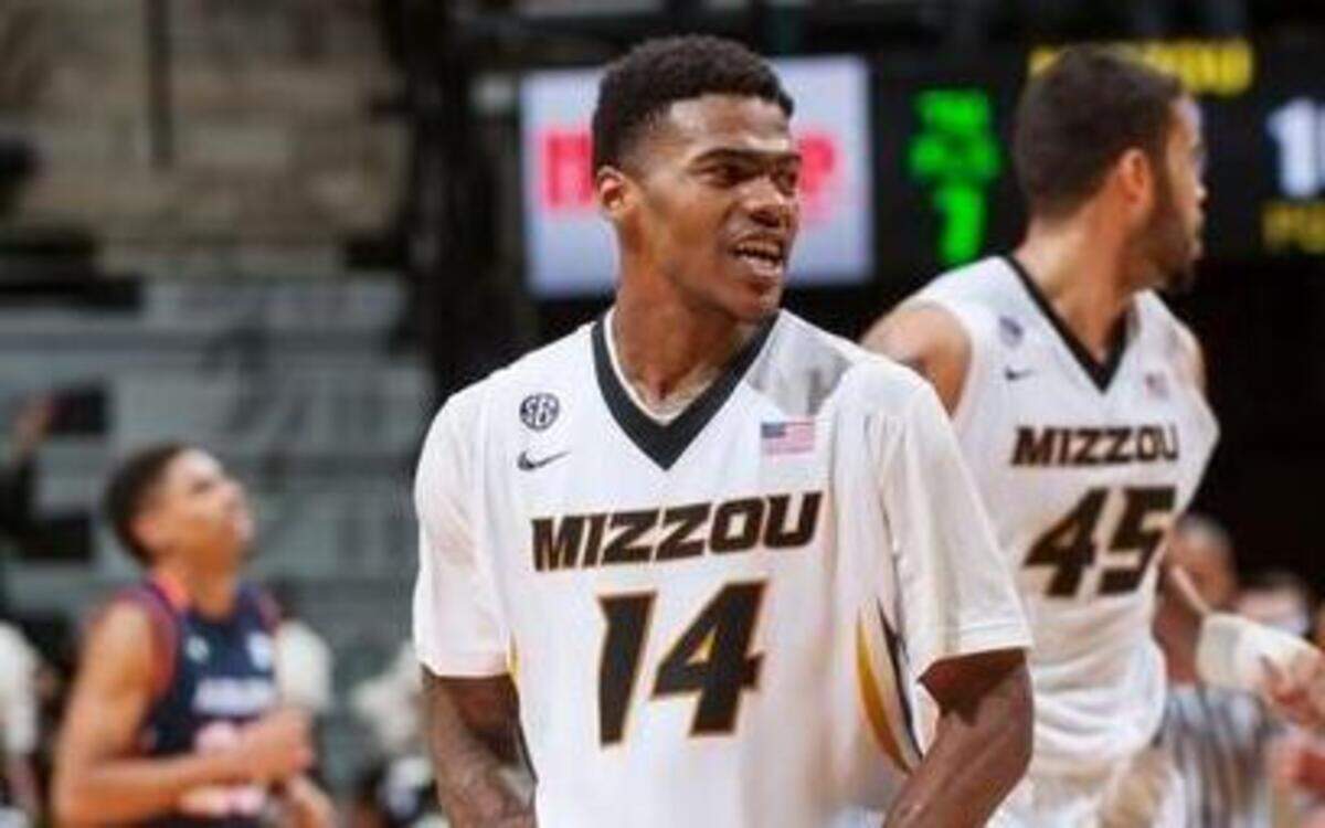 
Missouri’s Keith Shamburger celebrated after making the winning basket Tuesday against Auburn.
