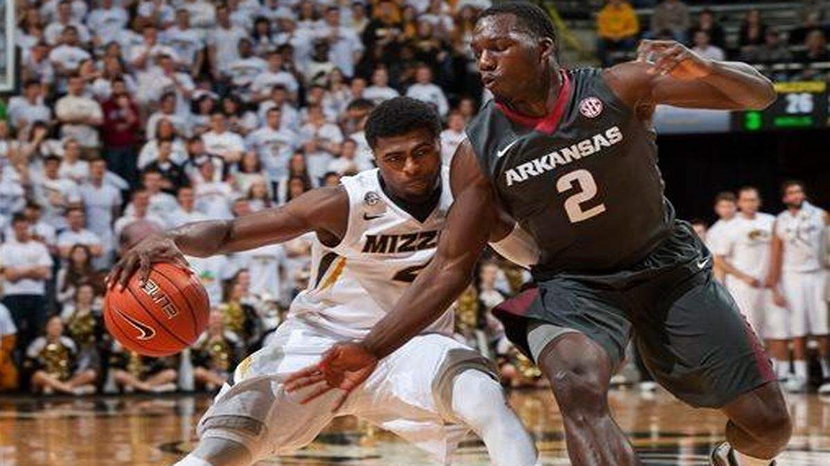 
Missouri’s Tramaine Isabell (left) tries to dribble around Arkansas’ Alandise Harris during Saturday’s basketball game in Columbia, Mo.
