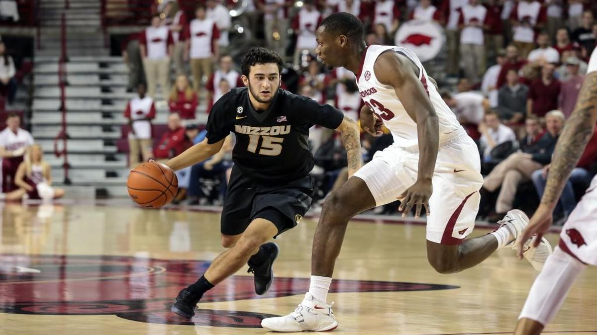Missouri guard Jordan Geist tried to drive around Arkansas forward Moses Kingsley during the second half of Saturday’s game.
