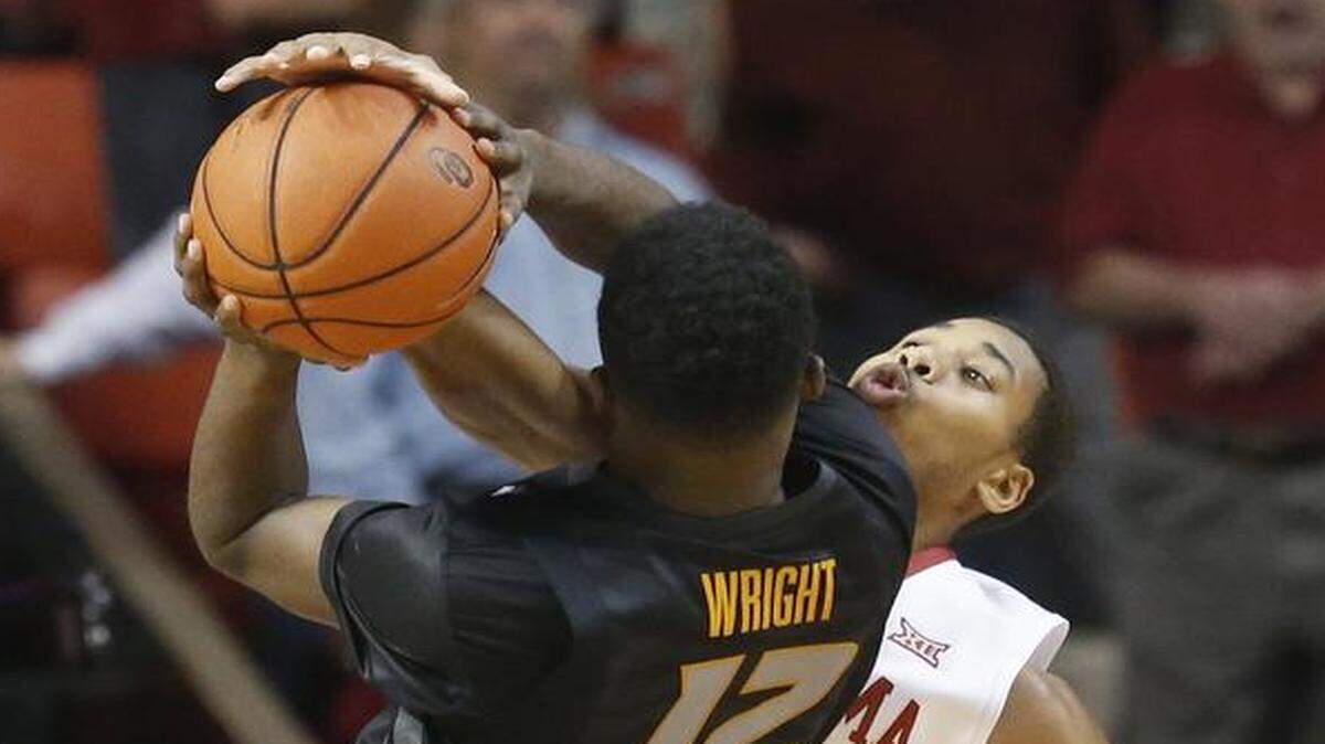 
Missouri guard Namon Wright had trouble getting off a shot against Oklahoma guard Isaiah Cousins in Friday’s game in Norman, Okla.
