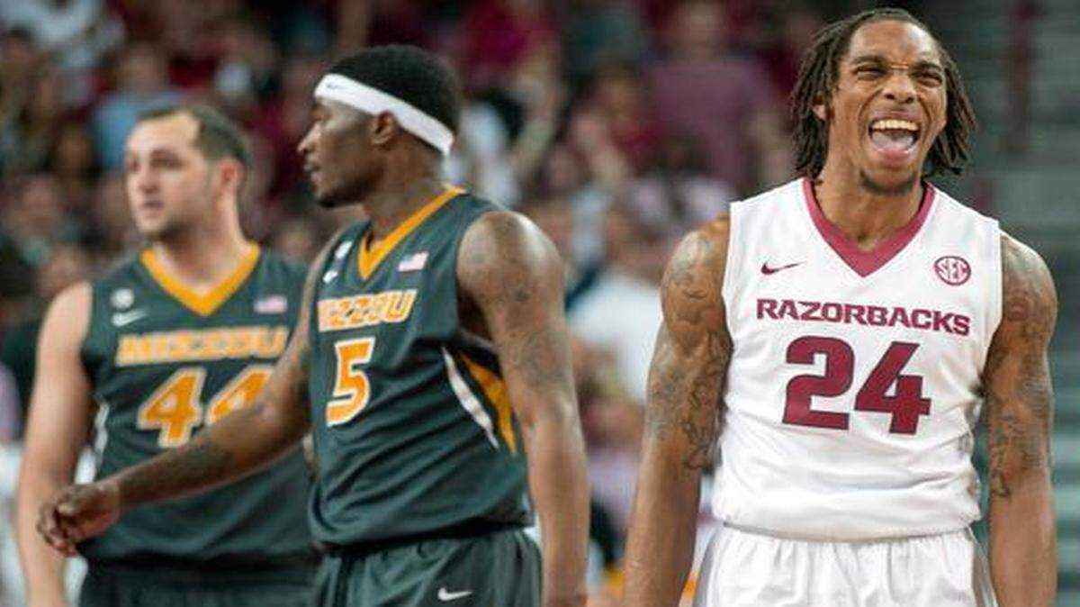 
Arkansas guard Michael Qualls (right) celebrated after a Missouri turnover in the first half on Wednesday night in Fayetteville, Ark.
