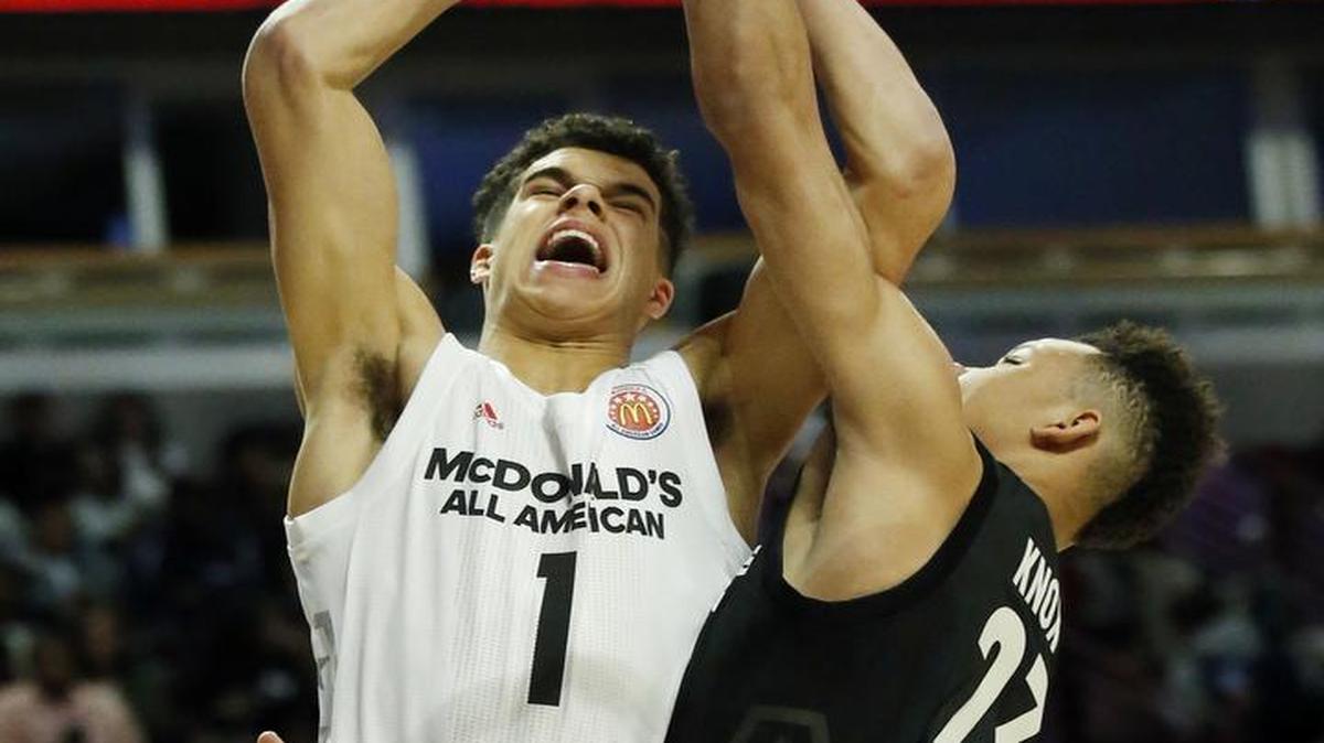 Kevin Knox II (right) tried to stop Michael Porter Jr. in Wednesday’s McDonald’s All-American Game in Chicago. Porter, who has committed to Missouri, wants Knox to join him with the Tigers.