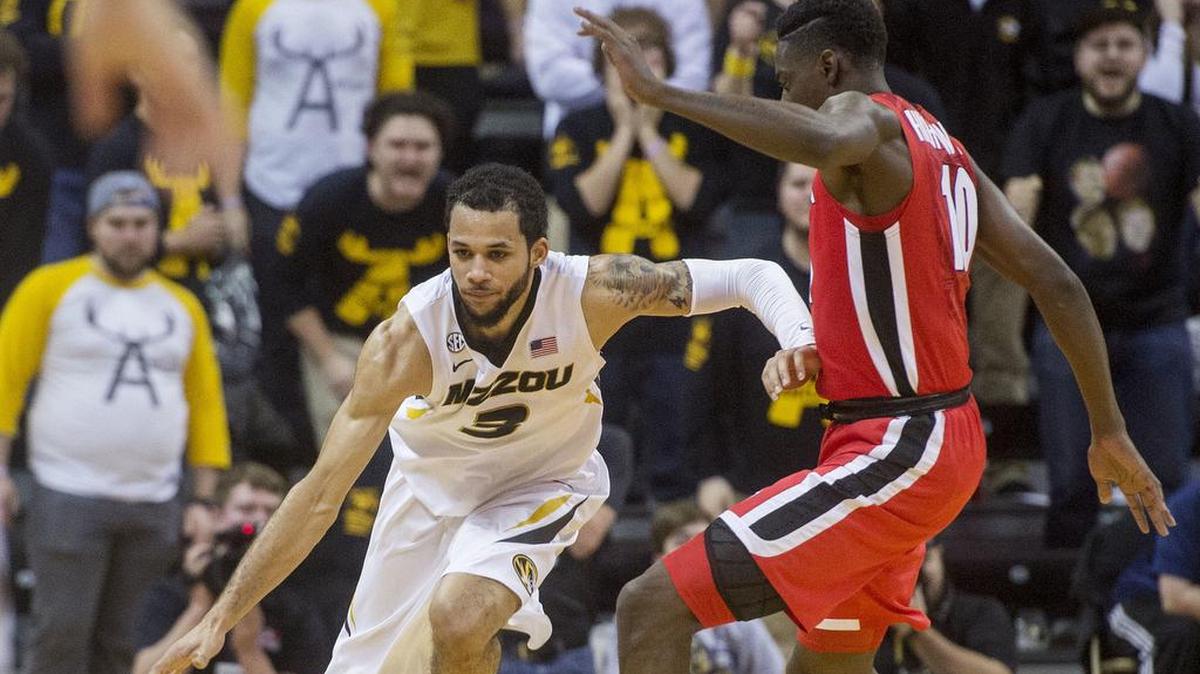 Kassius Robertson (left) leads Missouri in scoring, averaging 16.0 points per game.