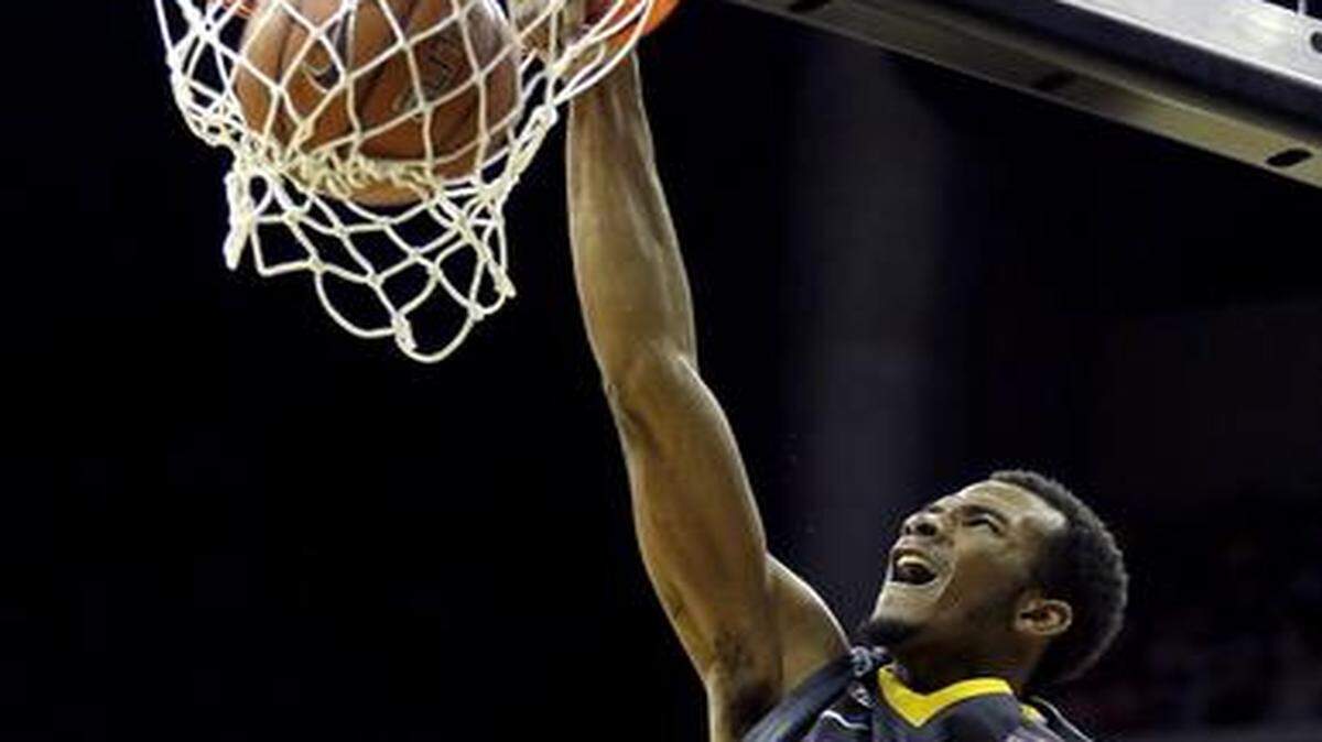 
Missouri’s Jakeenan Gant dunked during a game last month.
