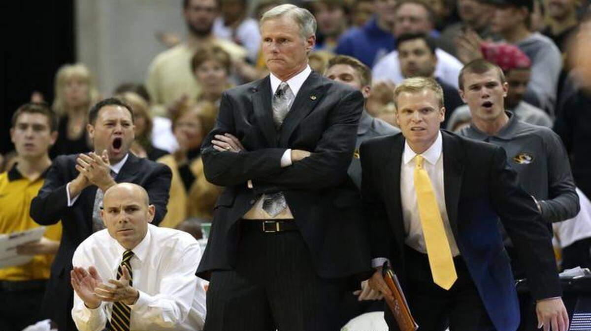 
After losing the regular-season opener Friday night to UMKC, new Missouri head coach Kim Anderson (center) hopes his Tigers can get back on track tonight against the Valparaiso Crusaders.
