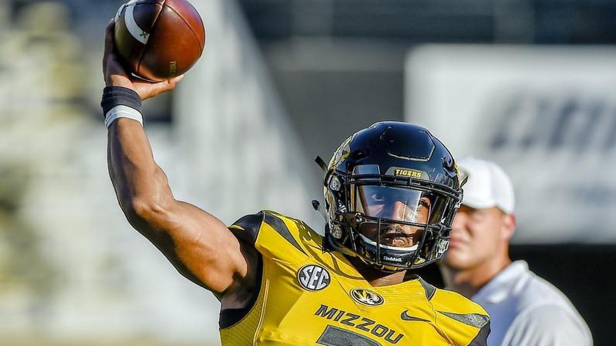 Quarterback Marvin Zanders announced on Thursday he will transfer from Missouri.