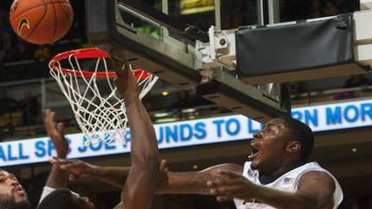 
Missouri freshman D’Angelo Allen (right, shown against Valparaiso) had a career-high 12 points and seven rebounds in a career-high 21 minutes Thursday against Elon.

