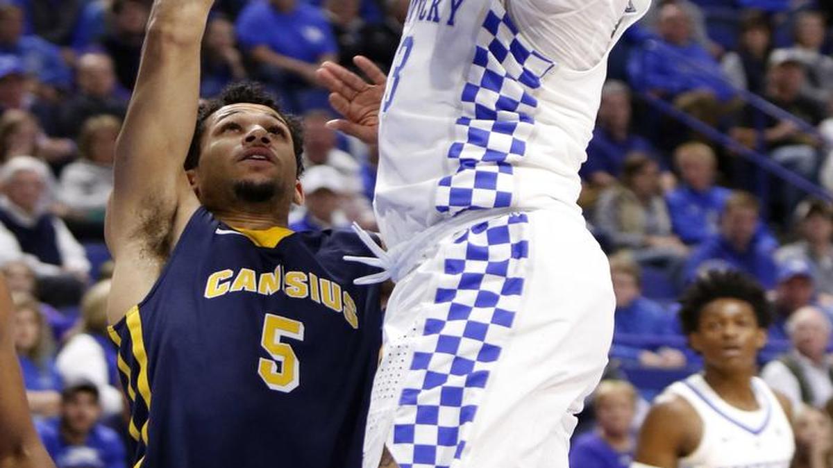 Canisius' Kassius Robertson, who is transferring to Missouri, guarded Kentucky's Isaiah Briscoe during the first half of a game on Sunday, Nov. 13, 2016, in Lexington, Ky.