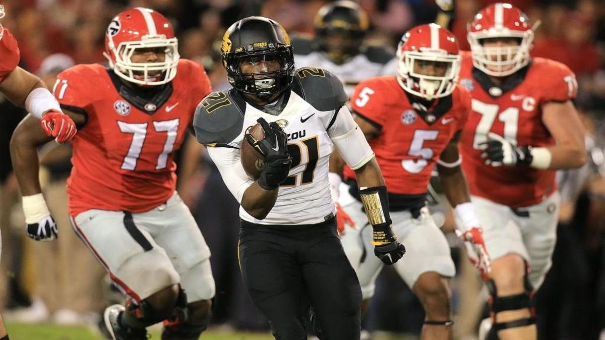 Ian Simon (center) returned an interception he made at the start of the Georgia game last season.