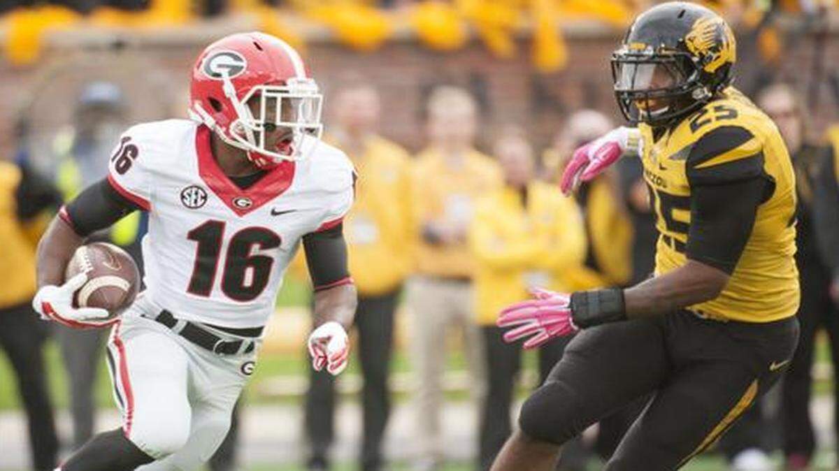 
Georgia’s Isaiah McKenzie (left) ran past Missouri’s Donavin Newsom on a punt return.
