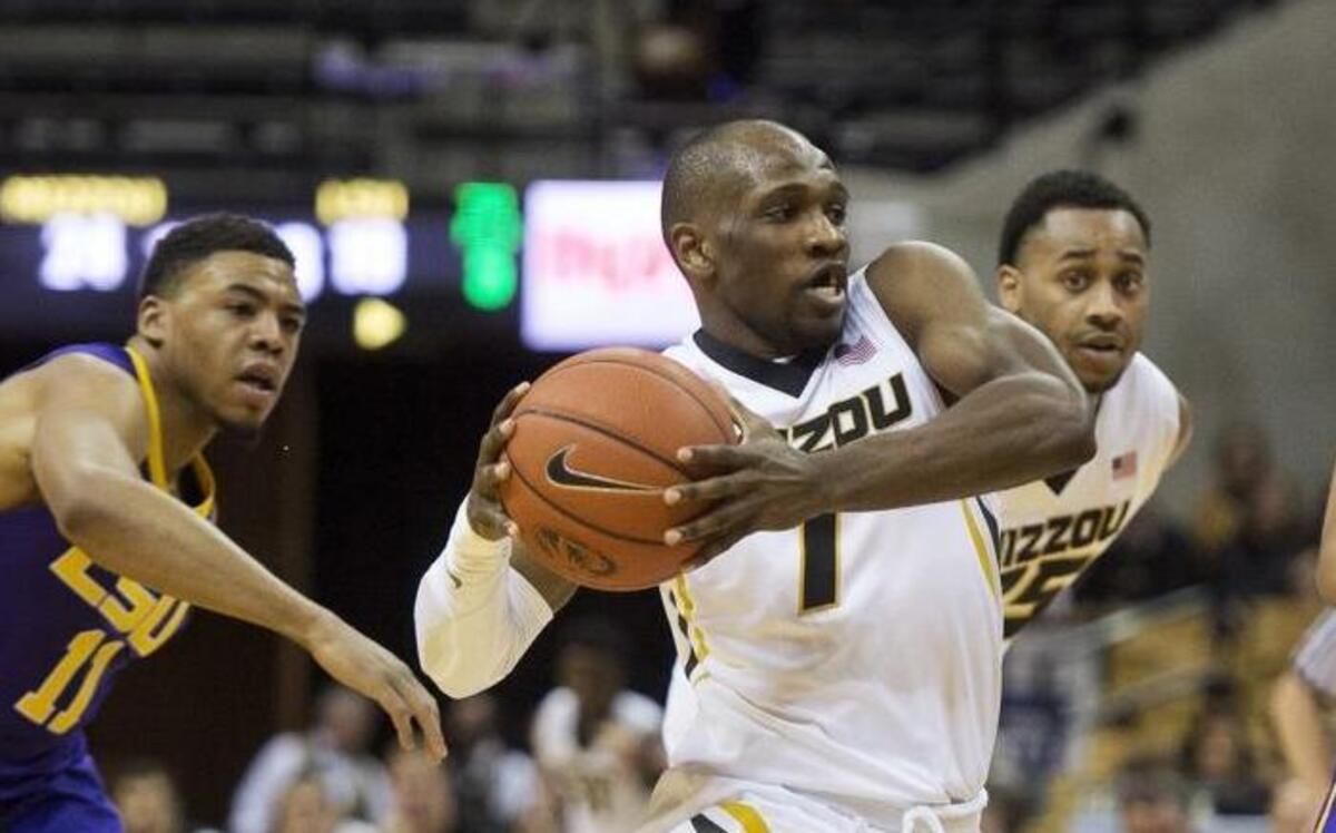 Missouri’s Terrence Phillips (center) drove to the basket in a game against LSU.