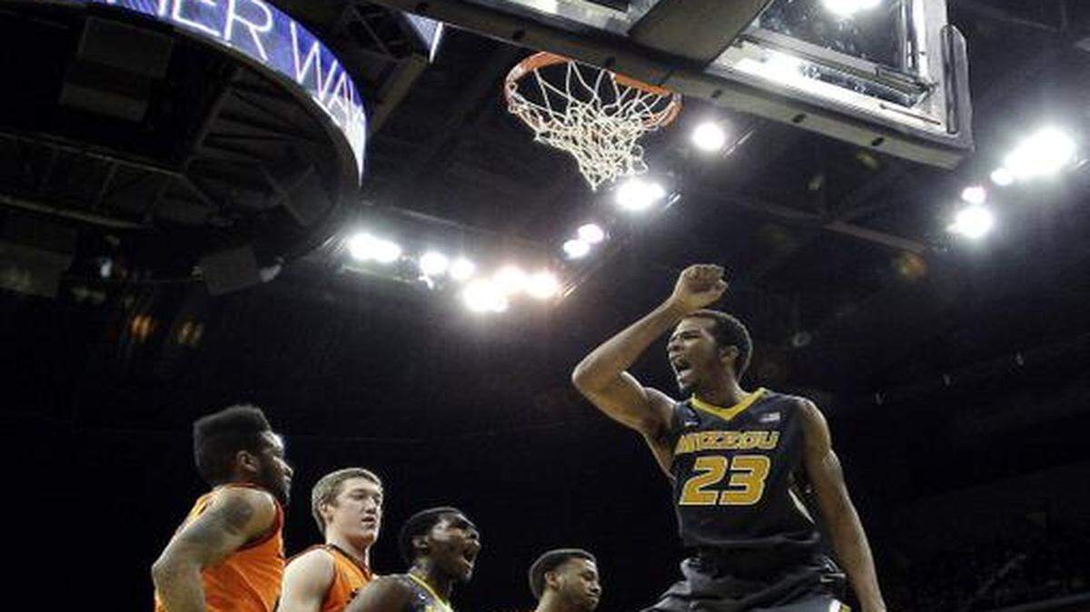 
Missouri’s Jakeenan Gant celebrated after dunking against Oklahoma State on Tuesday.
