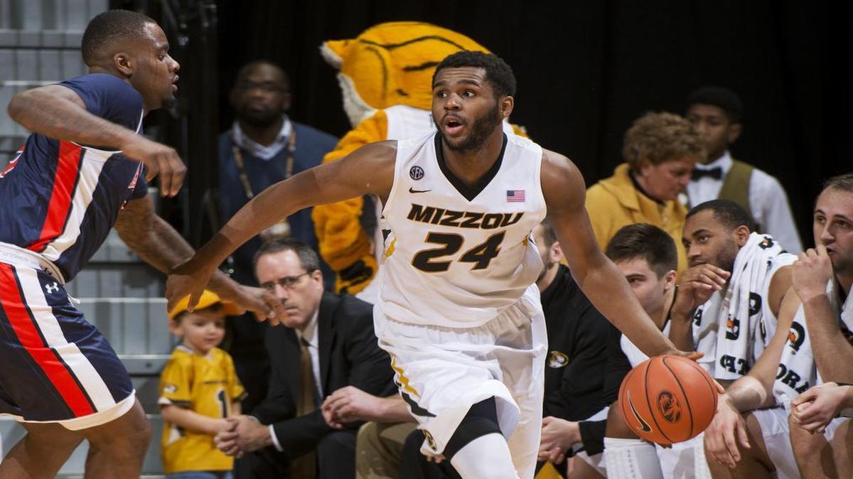 Missouri’s Kevin Puryear dribbled around Auburn’s Cinmeon Bowers in a Jan. 9 game.