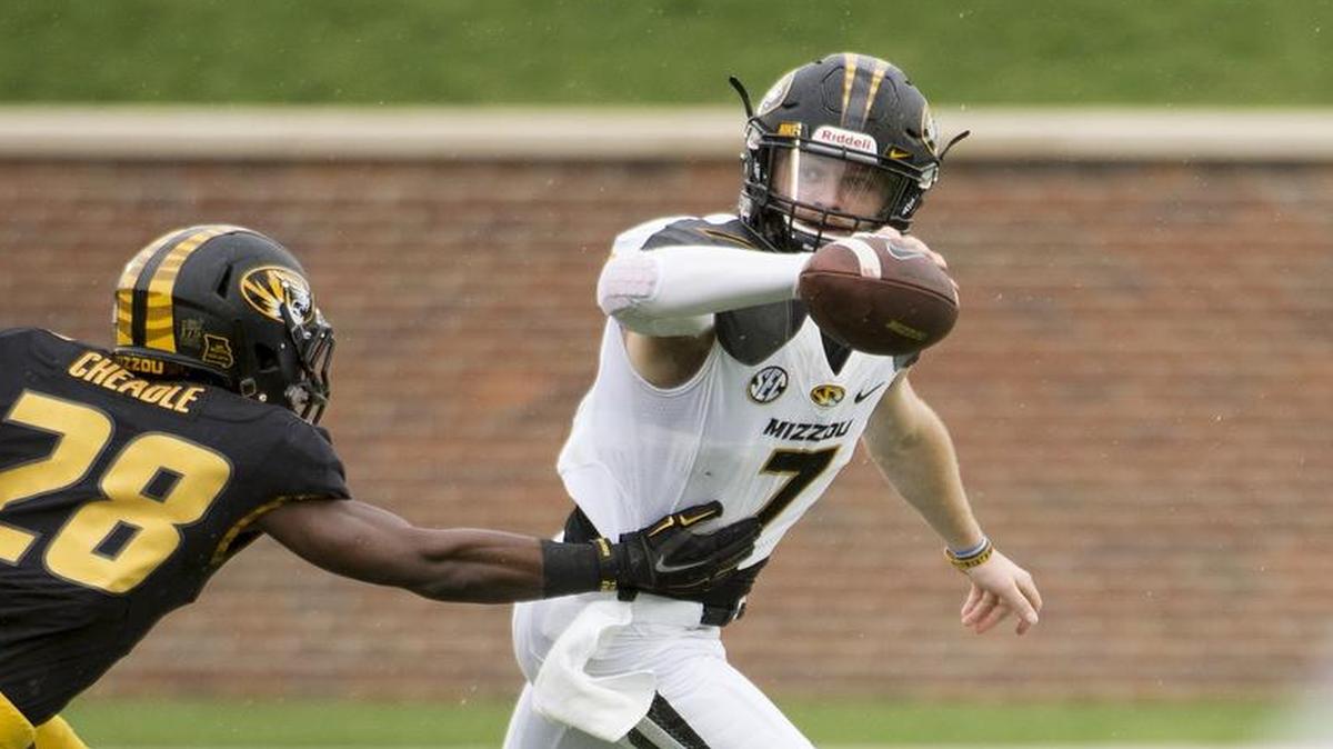 
Missouri quarterback Maty Mauk, right, ran from the grasp of defensive back Logan Cheadle during the Tigers’ spring game.
