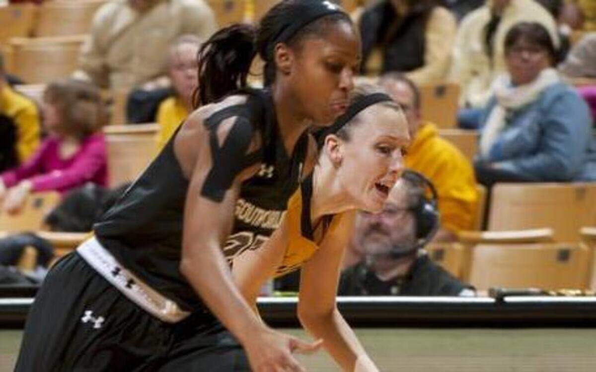 
South Carolina's Tiffany Mitchell, left, steals the ball from Missouri's Morgan Eye during the first half of an NCAA women's college basketball game Thursday, Jan. 15, 2015, in Columbia, Mo. 
