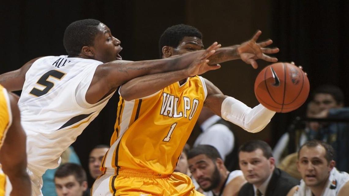 Missouri's D’Angelo Allen (left) is averaging 2.0 points and 1.9 rebounds in 8 minutes per game.