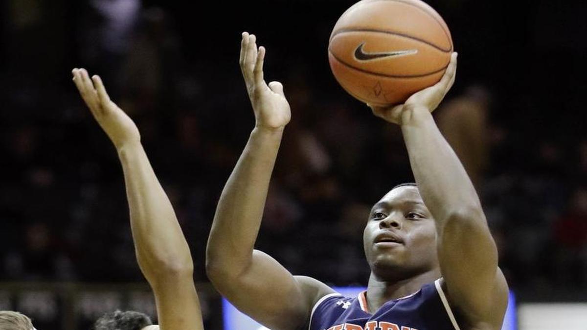 Auburn guard Mustapha Heron shot over Vanderbilt’s Payton Willis during a game earlier this month.