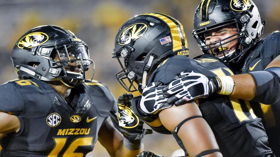 Missouri tight end Kendall Blanton (center) caught 16 passes for 161 yards and three touchdowns last season, including one against Eastern Michigan that earned congratulations from teammates Damarea Crockett (left) and Kevin Pendleton.