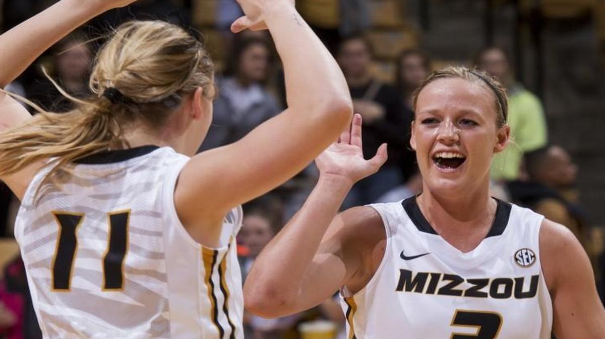Missouri’s Sophie Cunningham (right) celebrated with teammate Lindsey Cunningham after they defeated Mississippi State 66-54 on Thursday night in Columbia.