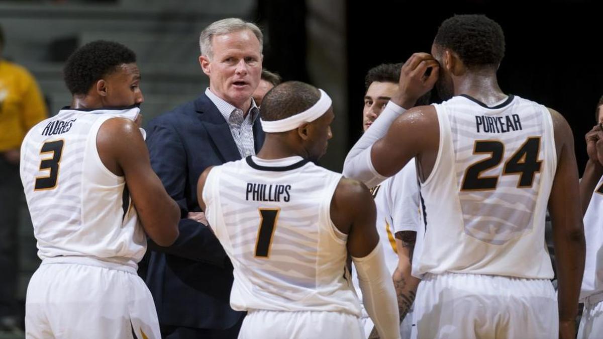 Missouri head coach Kim Anderson talked to his team during a timeout in the second half of a game against Auburn.
