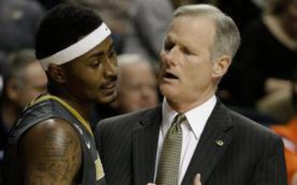 
Missouri head coach Kim Anderson spoke to D’Angelo Allen in the first half of the Tigers’ first-round game against South Carolina in the Southeastern Conference Tournament on Wednesday night in Nashville, Tenn.
