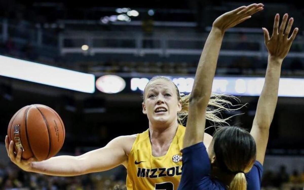 Missouri’s Sophie Cunningham (3) attempts a layup around Mississippi’s Bretta Hart (24) during the second half Thursday in Columbia, Mo.