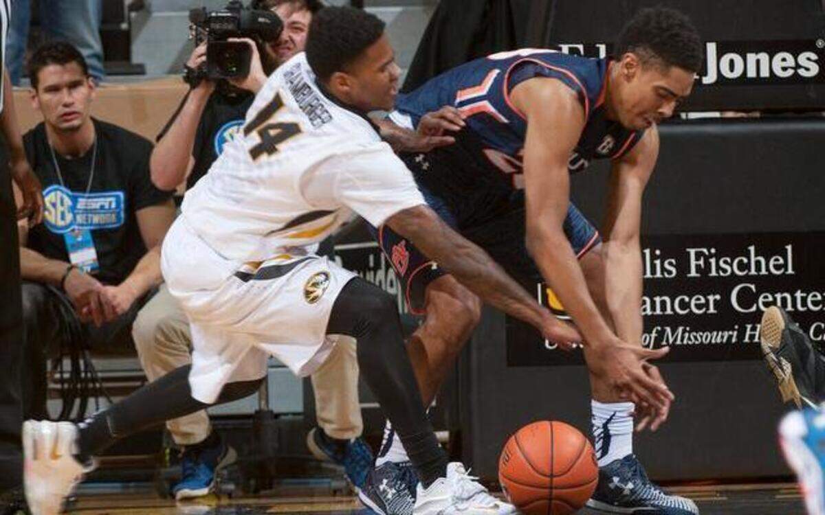 
Auburn’s T.J. Lang (right) and Missouri’s Keith Shamburger vied for a loose ball in the first half Tuesday night at Mizzou Arena in Columbia.
