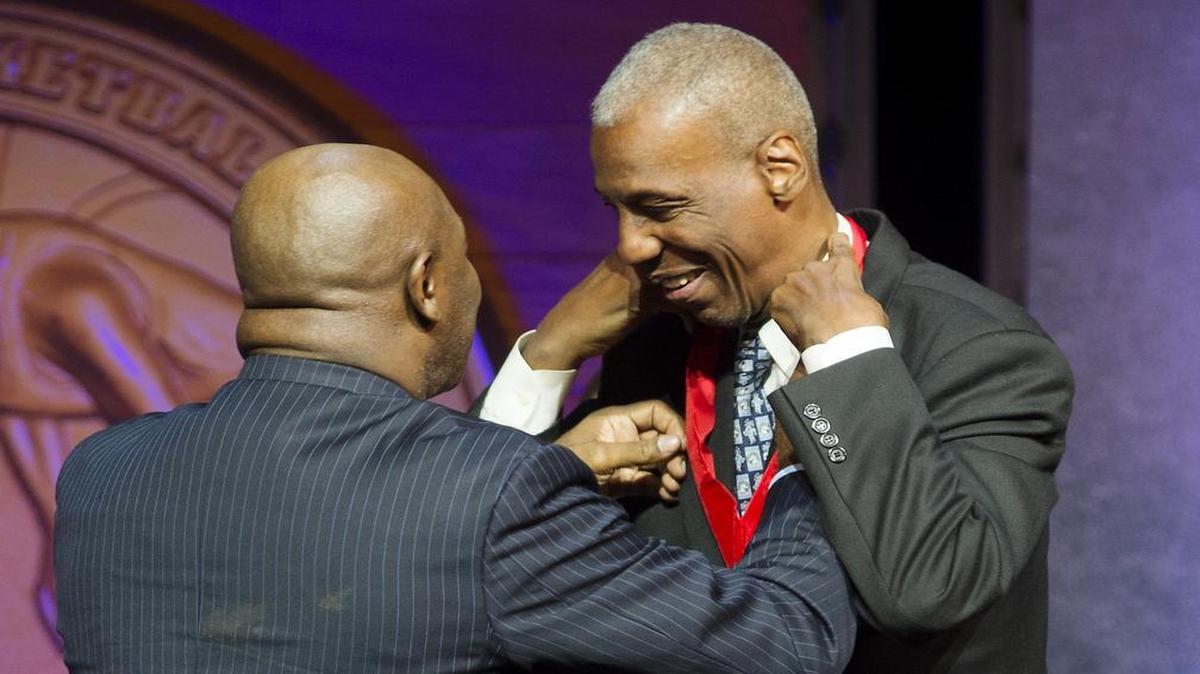 Phil Ford (left) gave a medal to National Collegiate Basketball Hall of Fame inductee Charlie Scott on Friday night.