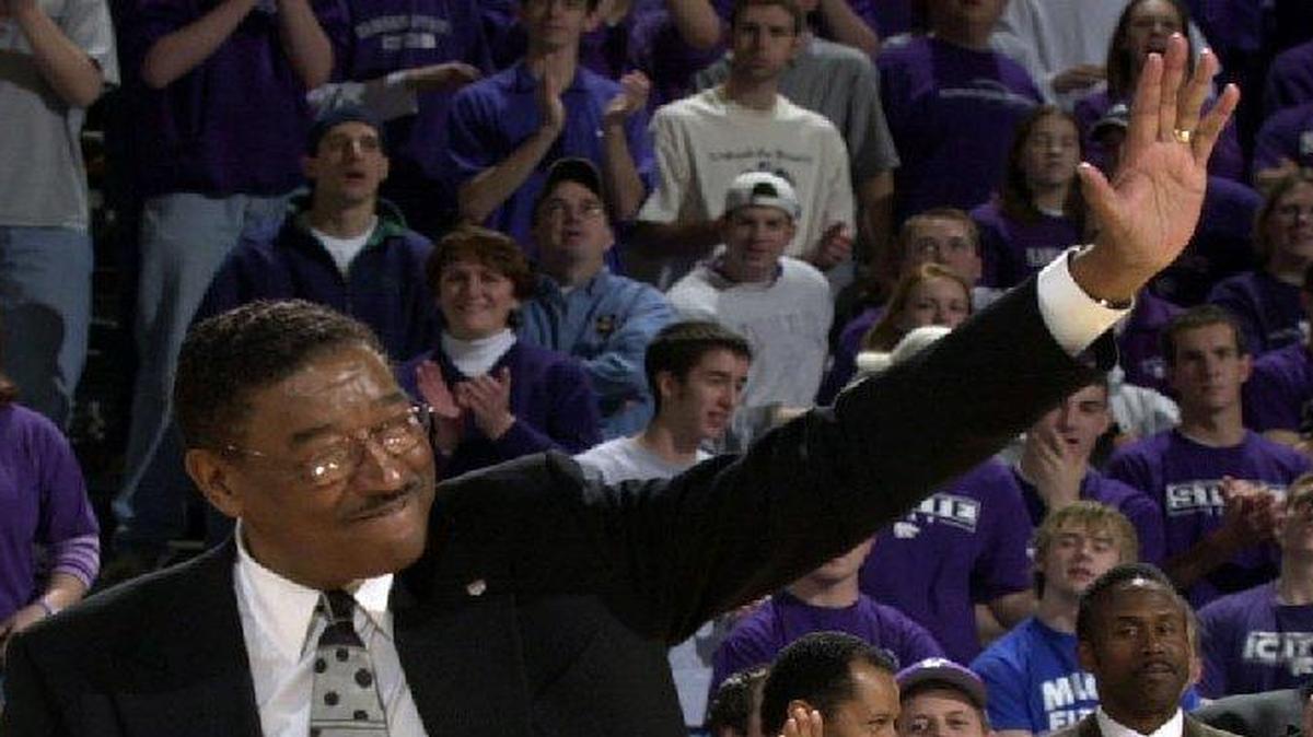 Bob Boozer (left) waved to the crowd at a ceremony for Kansas State’s all-century team in 2003. Boozer, who died in 2012, is one of this year’s inductees into the National Collegiate Basketball Hall Fame in Kansas City.