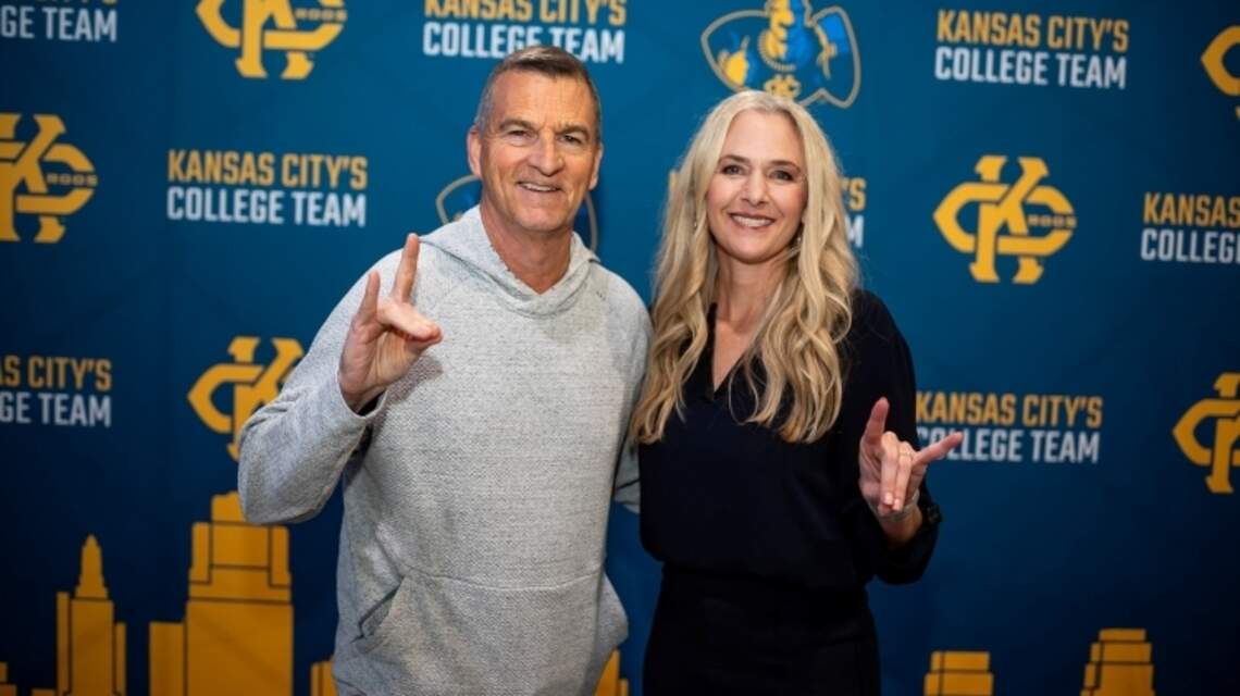 UMKC men’s hoops coach Mark Turgeon makes less in salary than Roos’ women’s coach