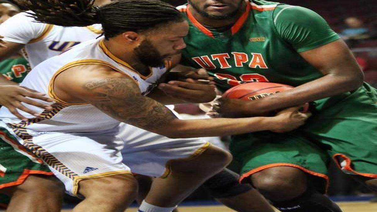 
UMKC’s Reese Holliday (left) and Texas-Pan American’s Dan Kimasa fought over a rebound on Thursday in a WAC tournament game in Las Vegas. The Kangaroos won 70-61 and advanced to the semifinals.
