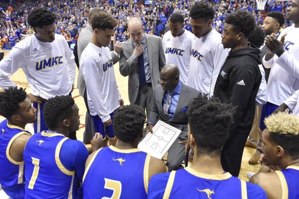 UMKC coach Kareem Richardson (middle) talks to his squad a game in 2016.