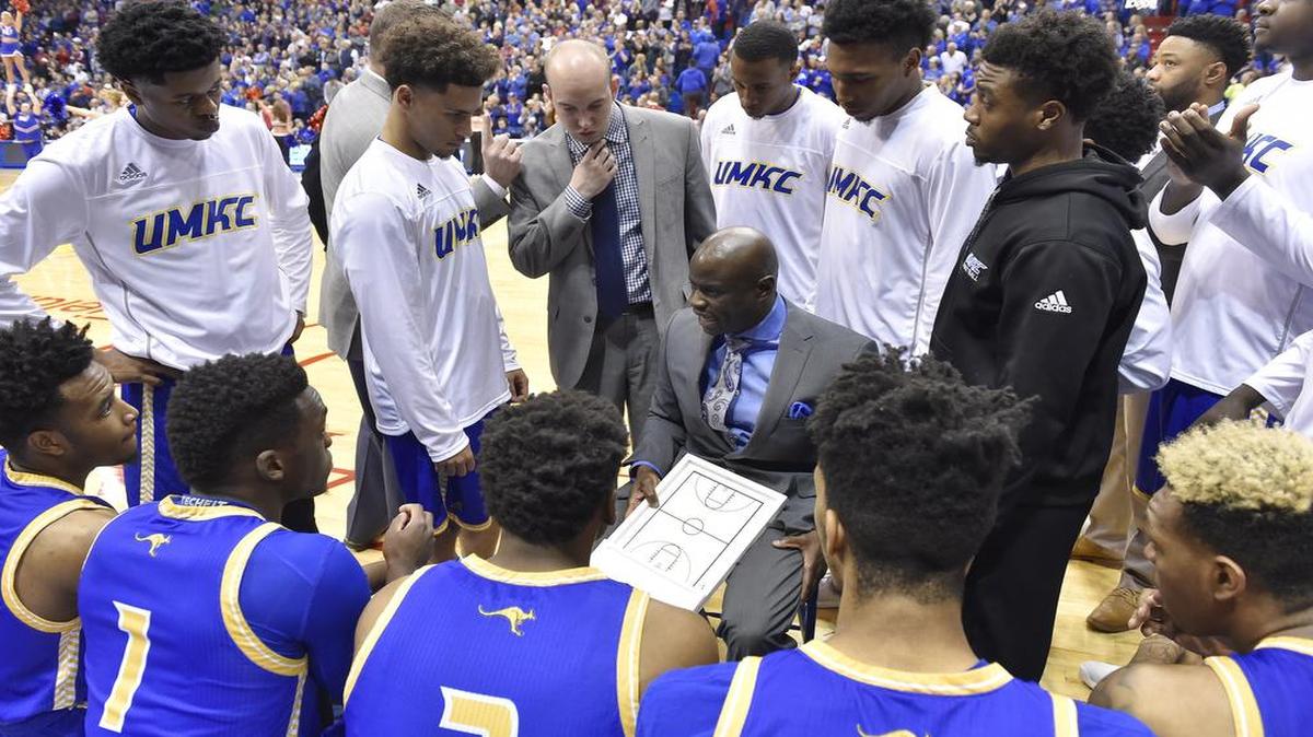 UMKC head coach Kareem Richardson (middle), shown coaching in a game against Kansas at Allen Fieldhouse last season, added a new member to his staff on Monday.