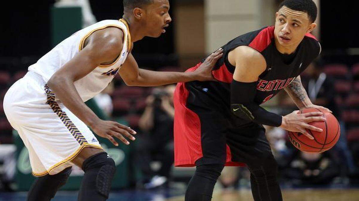 
UMKC’s Deshon Taylor (left) started a rally for the Roos on Friday against Seattle, but it was too late and UMKC lost 69-63. Here, Taylor guarded Seattle’s Isiah Umipig (right) during the semifinal game of the Western Athletic Conference Tournament in Las Vegas. 
