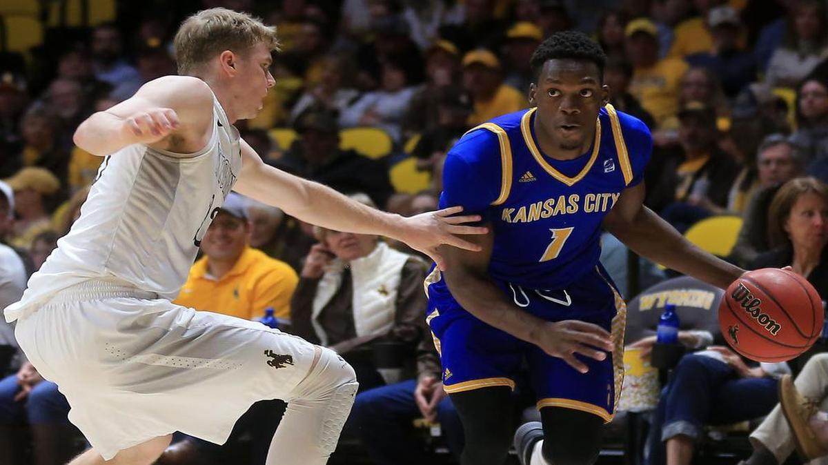 UMKC’s Dashawn King drove past Wyoming’s Jason McManamen in the first half of Monday’s College Basketball Invitational game in Laramie, Wyo.