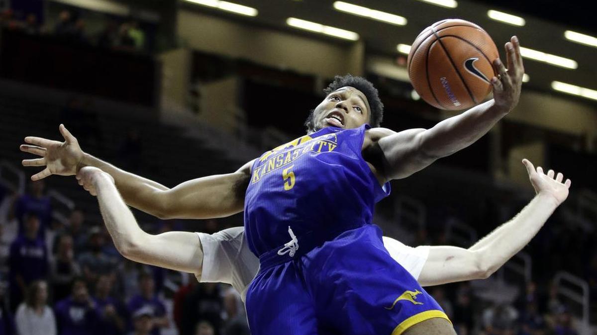 UKMC's Jordan Giles beat Kansas State's Dean Wade to a rebound during the second half of an NCAA college basketball game on Tuesday, Nov. 14, 2017, in Manhattan, Kan.