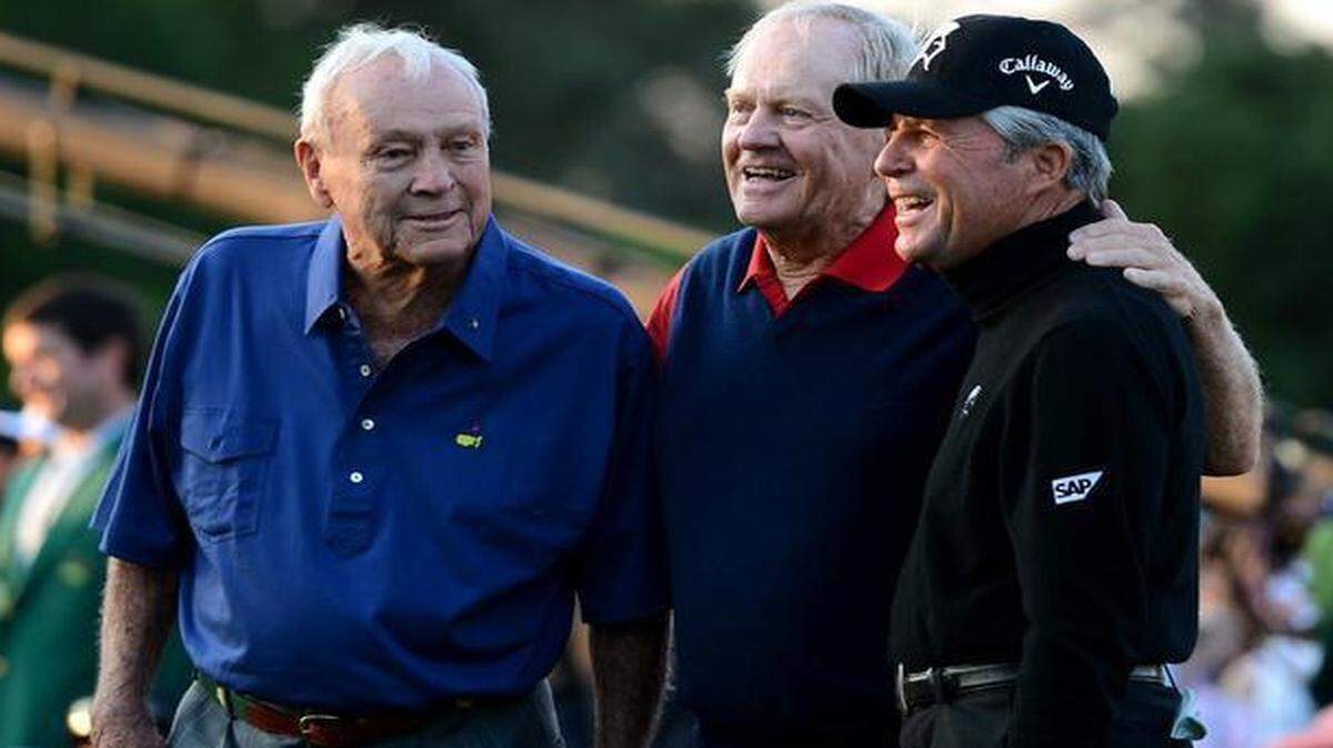 
Honorary starters Arnold Palmer, left, Jack Nicklaus, center, and Gary Player, right, posed for photographs after each hit drives from the first tee box to start the 2015 Masters Tournament on Thursday, April 9, 2015 in Augusta, Ga. 
