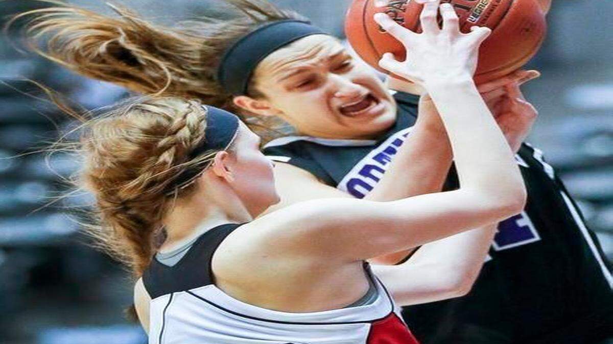 
Blue Valley Northwest’s Deanna Bugarinovic (facing camera) battled Taylor Holmes of Maize during fourth-quarter action on Thursday in a Kansas Class 6A basketball state tournament quarterfinal game in Wichita. Blue Valley Northwest lost to Maize, 49-30.
