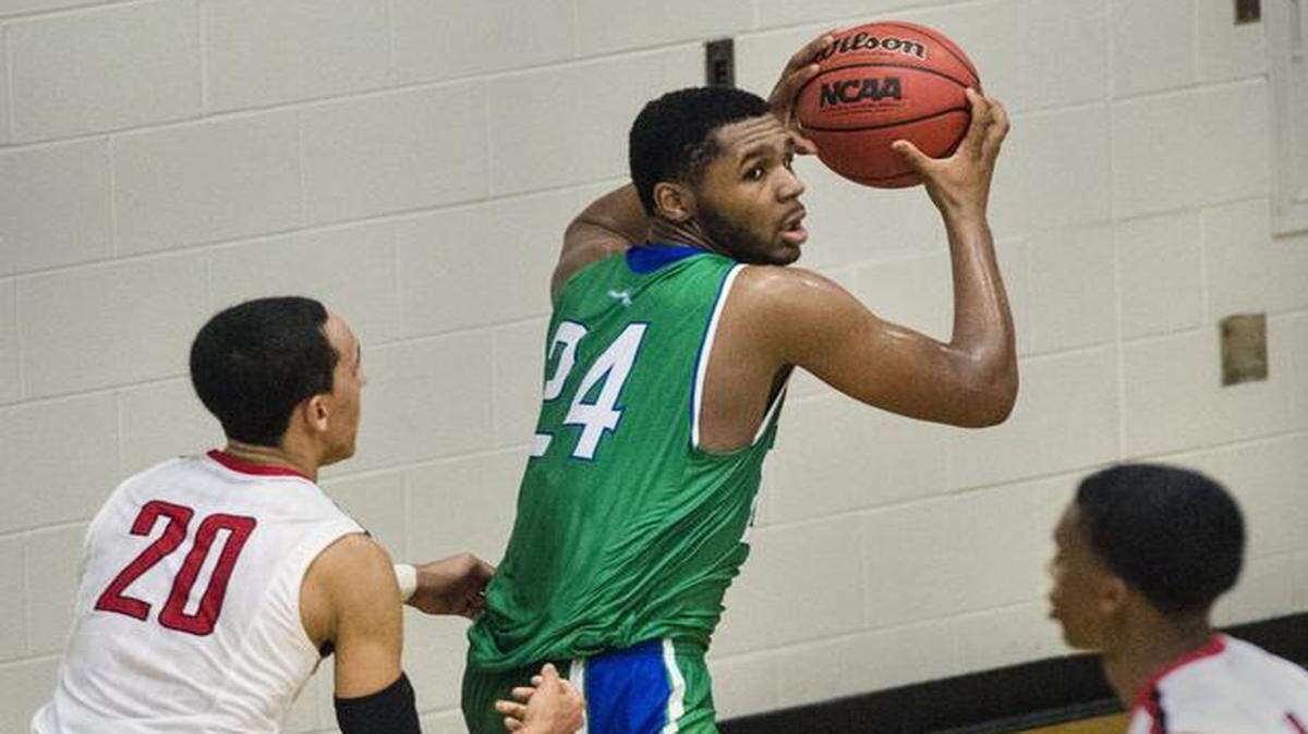 
Blue Springs South’s Kevin Puryear kept the ball away from Park Hill’s Landry Shamet during a game last month.
