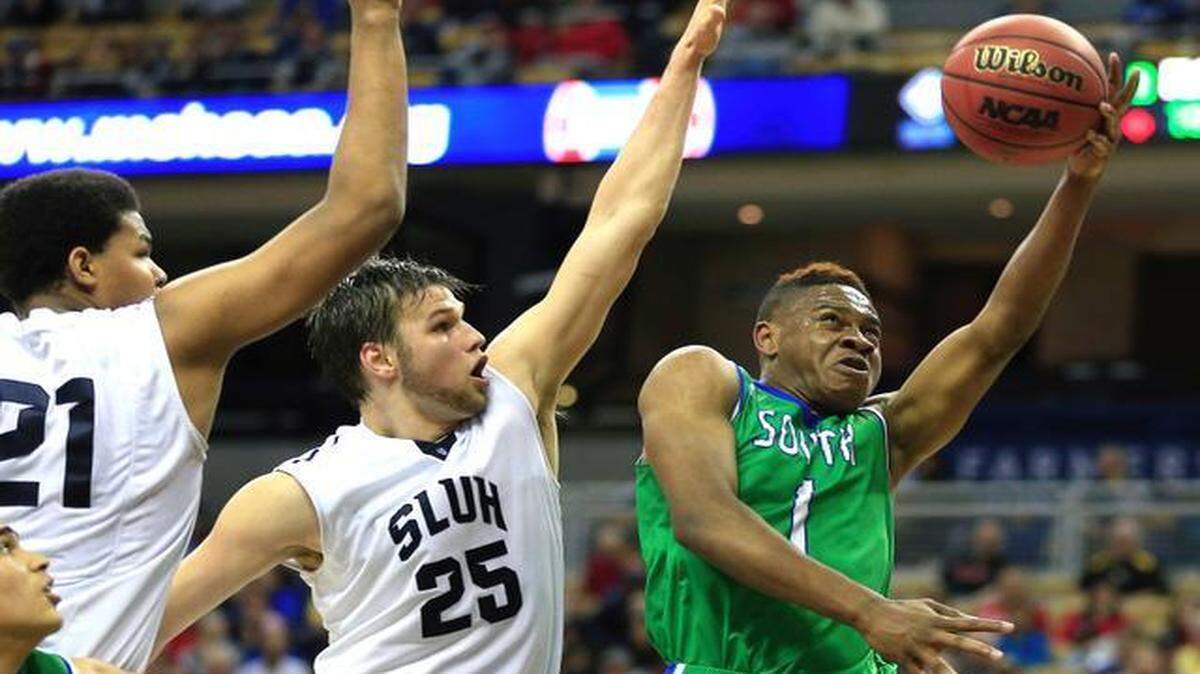 
Blue Spring South’s John Rolls went to the basket ahead of two St. Louis University High School defenders on Friday in a Missouri Class 5 semifinal at Mizzou Arena.
