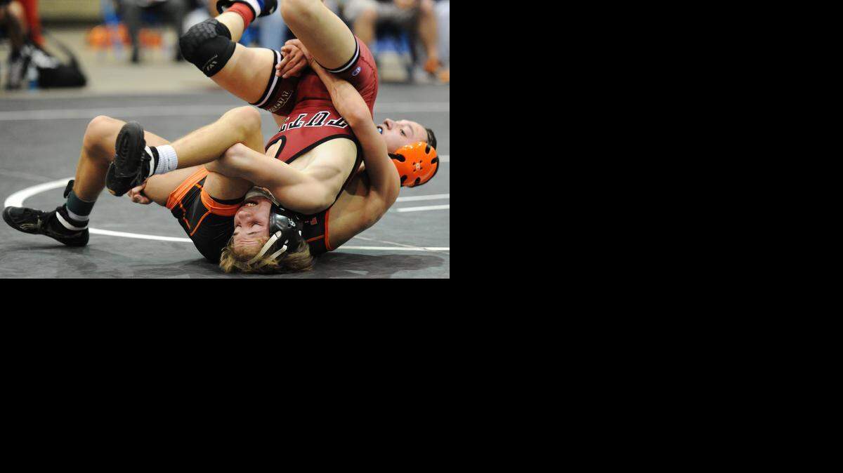 Oak Grove’s Connor Brown (right) beat Rhett Golowenski 6-0 in the 106-pound championship bout at the Kansas City Stampede on Saturday at Hale Arena.