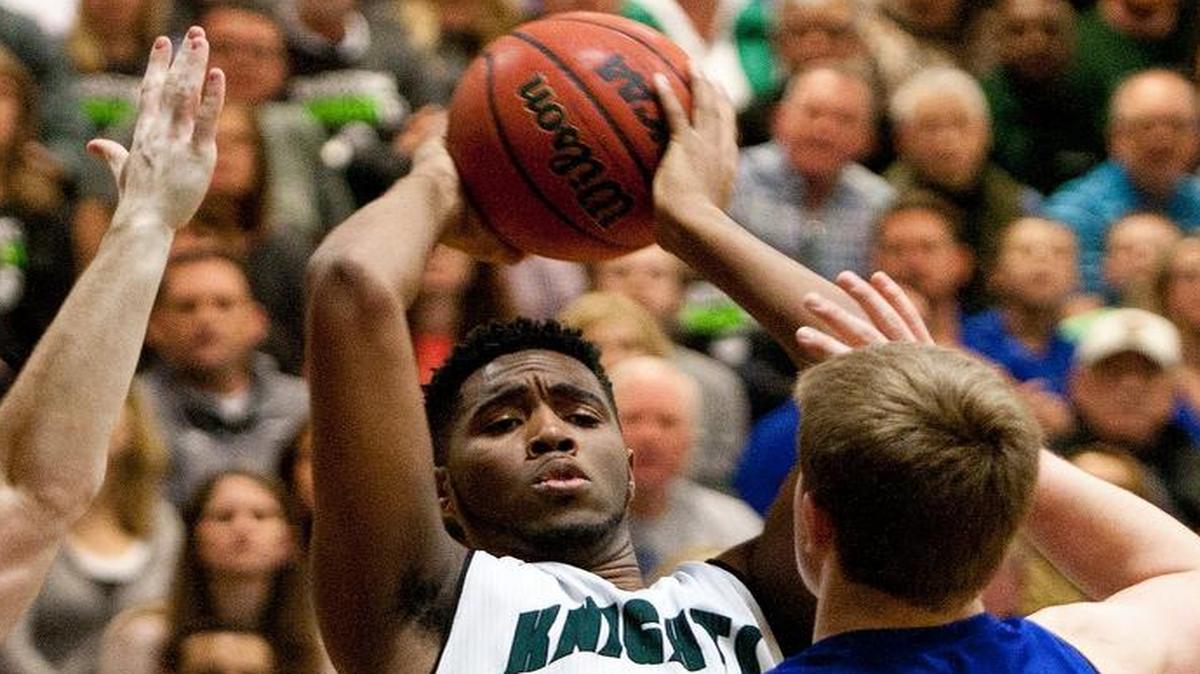 Barstow senior forward Jeriah Horne (center) took it to Summit Christian, scoring 29 points in the game.