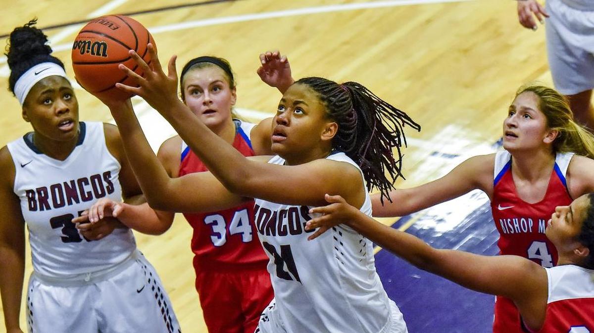 Aiyana Johnson (center) returns for Lee’s Summit North this season.