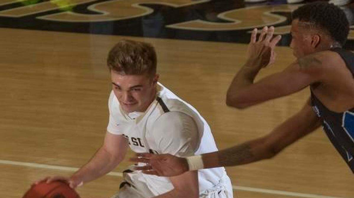 
Blake Spellman (left) scored 25 points for Lee’s Summit in a win over Raytown in the Missouri Class 5 District 14 championship game.


