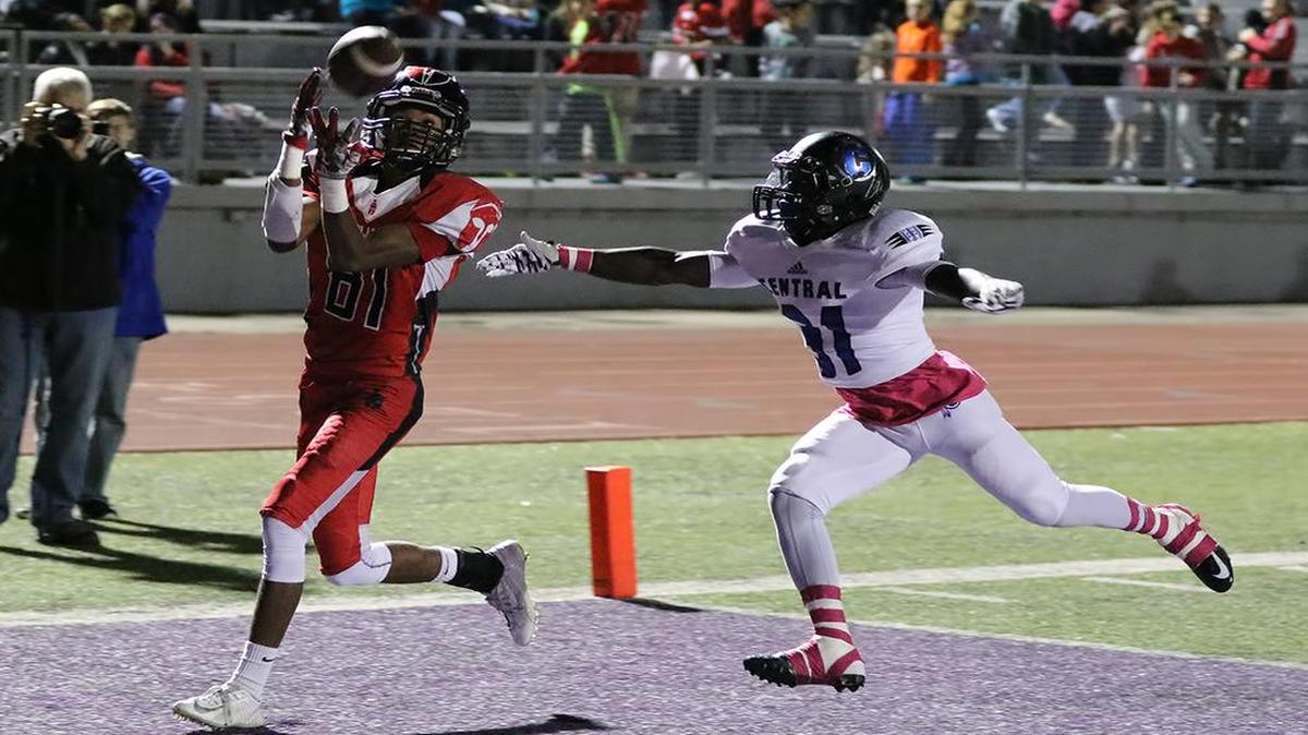 
Park Hill wide receiver Quinton Harris caught a touchdown pass over defender Lawrence Wulu of St. Joseph Central in last week’s game.
