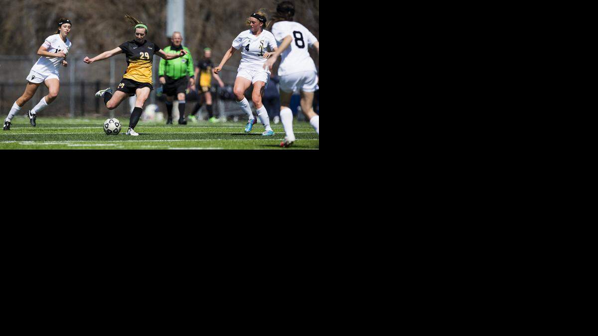 
Dorian Bailey (center) of St. Teresa’s Academy competed against Saint Thomas Aquinas during the championship match last season in the Bob Durig Memorial Mo-Kan Challenge. St. Teresa’s defeated St. Thomas Aquinas 3-2 in overtime in the match.
