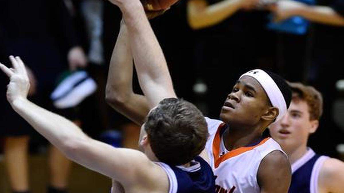 BV North’s Cooper Cook (left) defended Olathe East’s Javion Blake, who had 18 points. Cook had 31.