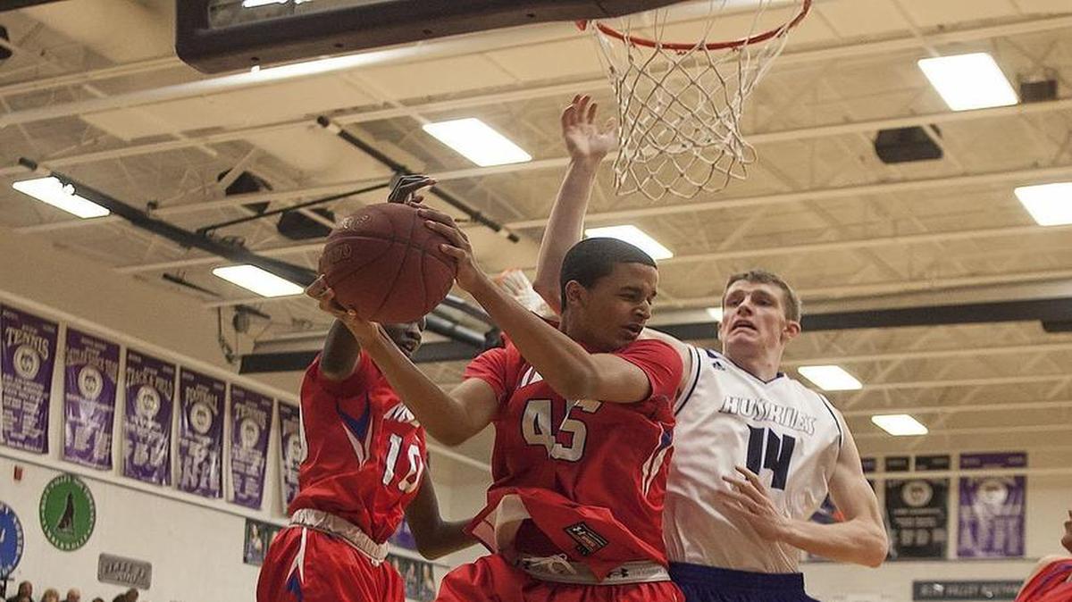 Bishop Miege’s Jeremiah Robinson-Earl (with ball) is ranked No. 18 in his class by Rivals.com.