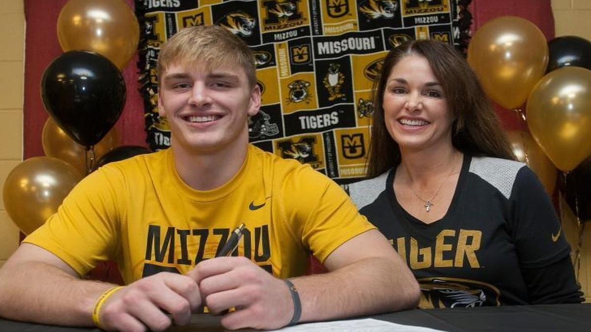 Linebacker Cale Garrett, posed with his mother, Lindi Burns, after he signed with Missouri on Wednesday.